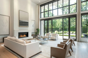 Modernes Wohnzimmer mit großen Leinwandbildern über dem Kamin und bodentiefen Fenstern – Inspiration für leinwandbilder wohnzimmer und wandbilder wohnzimmer modern.