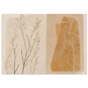 Japandi Kunstdruck im Querformat – Diptychon mit zarten Wiesenblumen auf hellem Hintergrund links und abstrakter Bernstein-Form auf warmem Beige rechts, Wabi-Sabi Wanddeko
