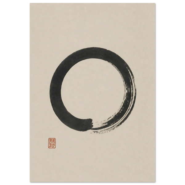 Japandi Kunstdruck mit klassischem Ensō-Kreis in schwarzer Tusche auf Beige – japanisches Zen-Symbol mit rotem Siegel-Stempel, minimalistisches Wandbild