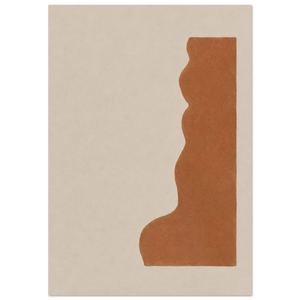 Abstrakter Japandi Kunstdruck – organische Terrakotta-Form mit gewellter Silhouette, wie eine Stele oder Felswand, auf cremefarbenem Hintergrund, warme Wanddeko